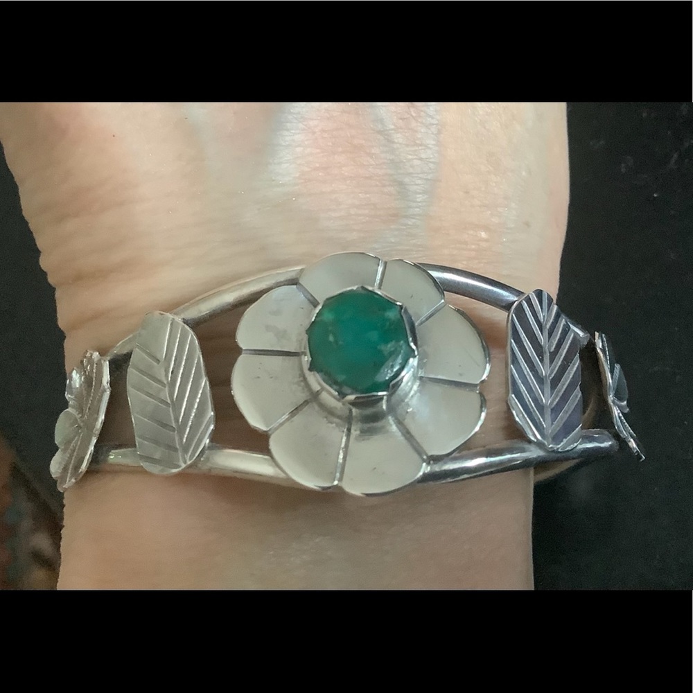 Vintage sterling silver turquoise cuff bracelet. - Picture 9 of 12